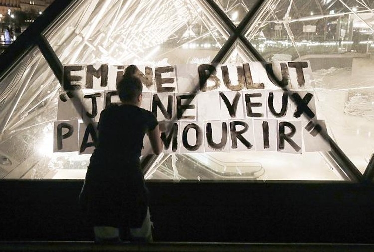 Louvre Piramidi'nde Bir Kadın