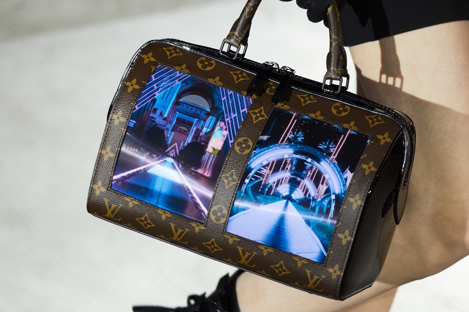 Louis Vuitton'un Fütüristik Ekranlı Çantaları